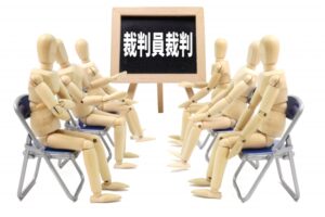 裁判員制度と黒板に書かれている。6人で話し合っている